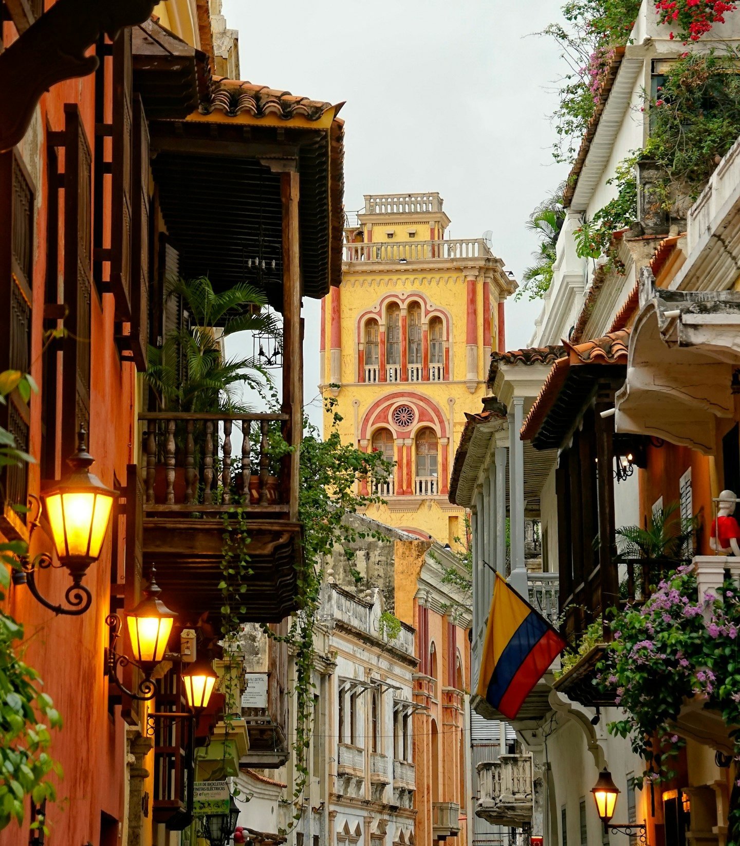 Calle del Centro Histórico de Cartagena al anochecer